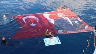 Şahika Ercümen Cumhuriyet'in 98'inci yılına ithafen 100 metreye dalarak dünya rekoru kırdı