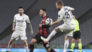 Fenerbahçe uzun süre 9 kişi oynayan Fatih Karagümrük'ü yenemedi