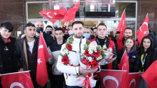 'Uçan Türk', Erzurum'da çiçeklerle karşılandı