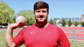 Milli sporcu Alperen Karahan, 23 yaş altı gülle atmada altın madalya kazandı