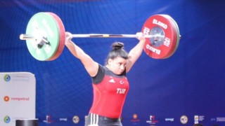 Dünya Gençler Halter Şampiyonası'nda Dilara Narin, dünya şampiyonu oldu