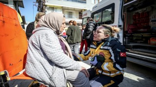 100 ambulansla gezerek sağlık hizmeti veriyorlar