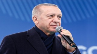 Kıblesi Kabe olmayanın seccadesi nereye bakar bilemem