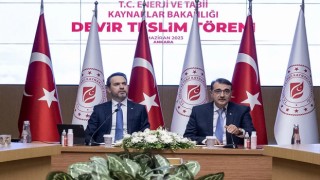 Enerji Bakanı Alparslan Bayraktar bayrağı alkışlarla devraldı