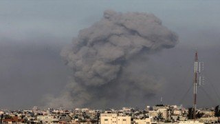 Terör devleti israil güçleri Gazze'de sığınmacı çadırlarını yaktı