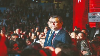 Kapının arkasında kavga var