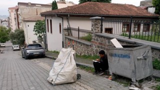 Çekçeğini bırakıp yol kenarında ders çalıştı