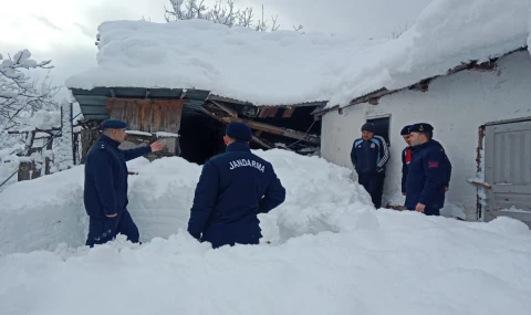 Kar kütlesi çatıları çökertti!