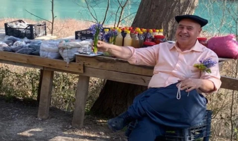 365 gün cebinde çiçek taşıyor