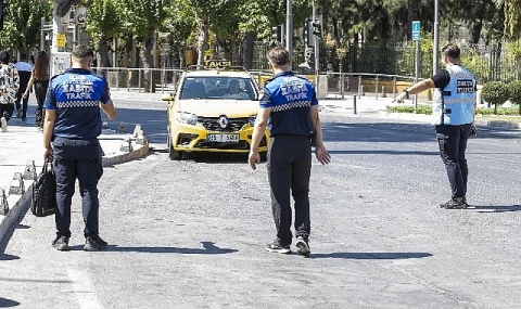 Zabıta ekiplerinden yolcu kılığında taksi denetimi
