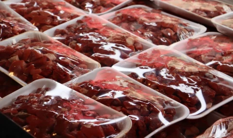 İzmit’te halk et yüzleri güldürürken, askıda et desteği sürüyor