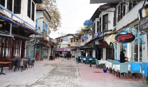 Tarihi Arap Şükrü Sokağı ’kaçak’lardan arındırıldı