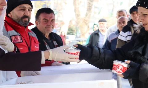 İzmit Belediyesi’nden kandillik helva ikramı