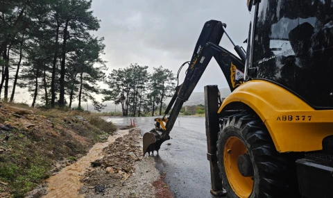 Kuvvetli yağış ve fırtına Antalya’da hayatı olumsuz etkiledi