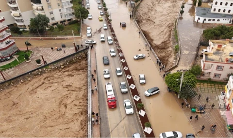 Mersin’de dere taştı, birçok araç zarar gördü