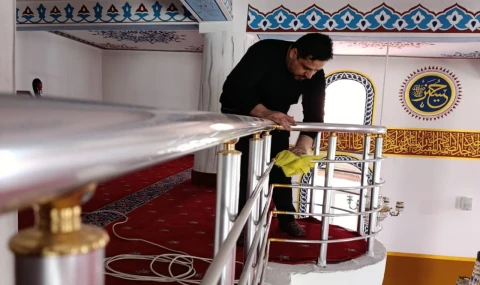 Ağrı’da elinde bez, gönlünde hizmet... Cesim Hoca camiyi bayrama hazırladı