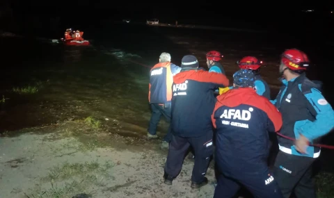Derede mahsur kalan 4 kişi AFAD ekiplerince kurtarıldı