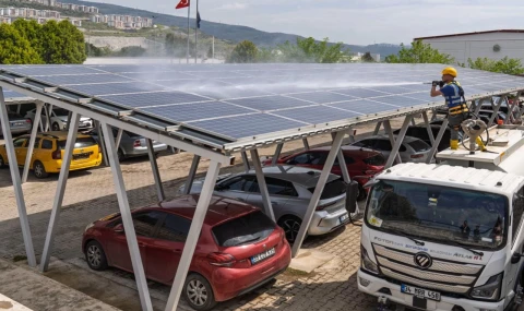 Yağmur suyu ile GES’ler temizleniyor