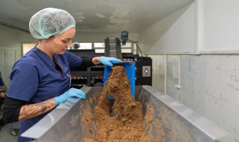 Sahipsiz canlar için kendi mamasını üretiyorlar