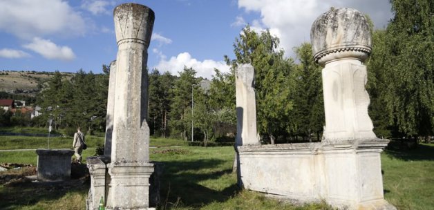 Osmanlı'dan kalan mezar taşları hayrete düşürüyor
