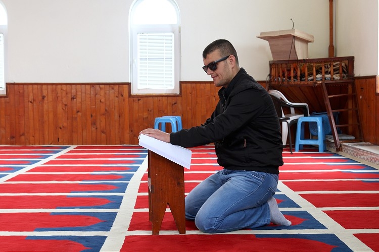 Görme engeli Kur'an-ı Kerim aşkından alıkoymadı