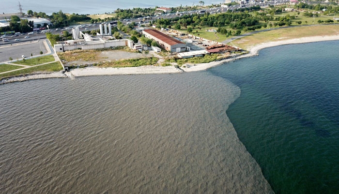 İstanbul'da İSKİ rezilliği; Denizin rengi değişti