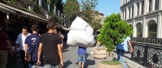 Kağıt toplayıcısı çocuk yürek burktu