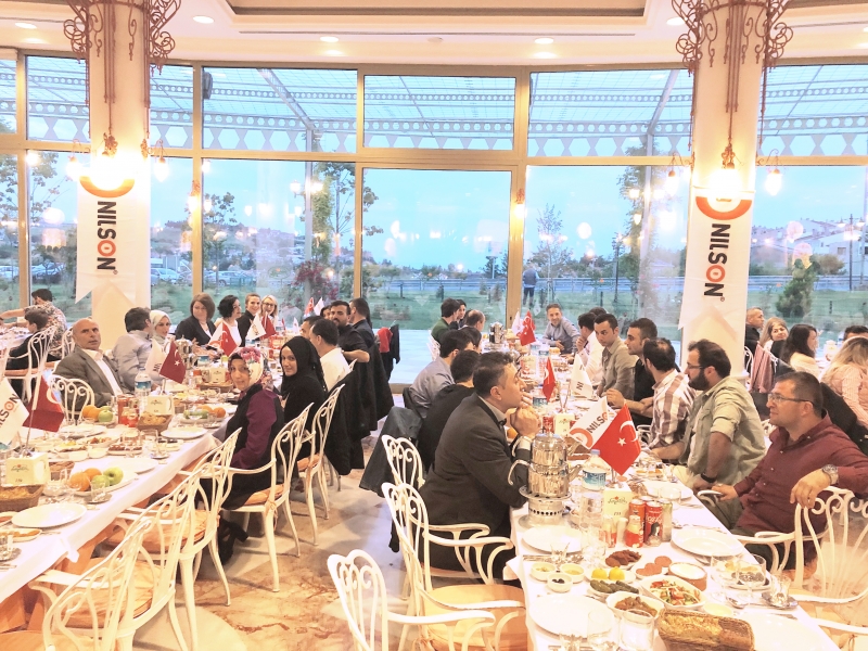 NILSON AİLESİ İFTAR ORGANİZASYONUNDA BİR ARAYA GELDİ