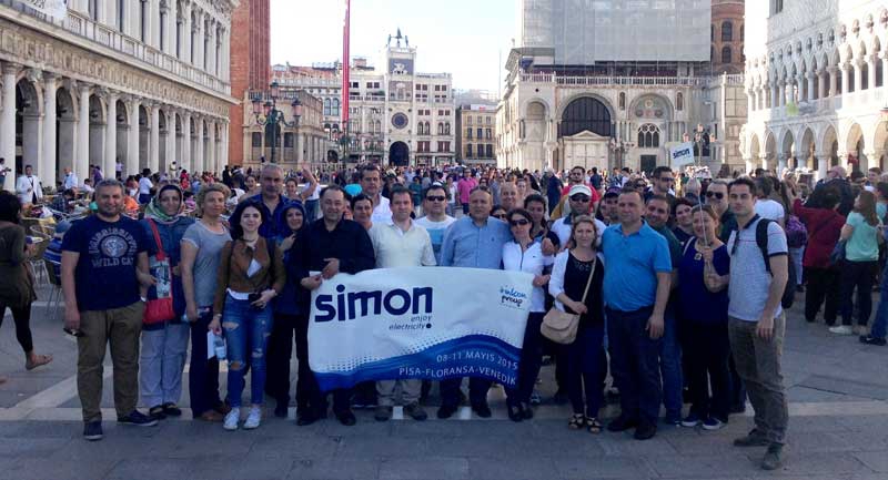 Simon, Baharın Güneşli Günlerinde Sadık Bayileriyle İtalya’daydı.