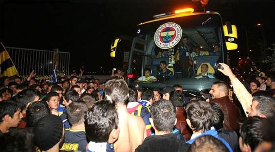 Fenerbahçe'ye havalimanında protesto!.