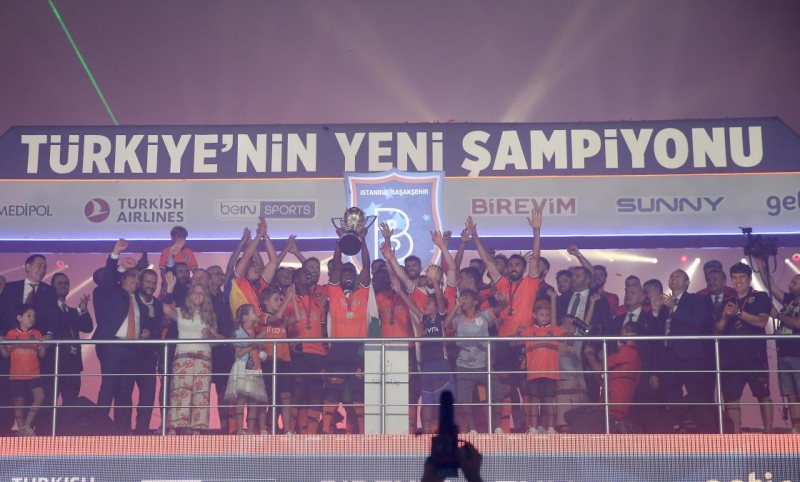 Medipol Başakşehir şampiyonluk kupasını kaldırdı